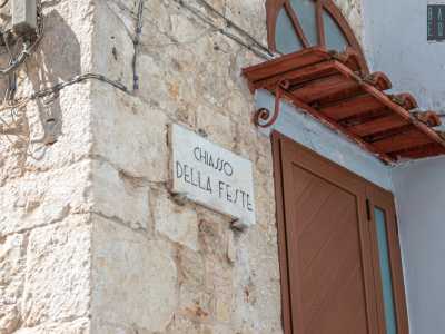 Di dubbia provenienza � invece l�allegro nome del chiasso della Feste